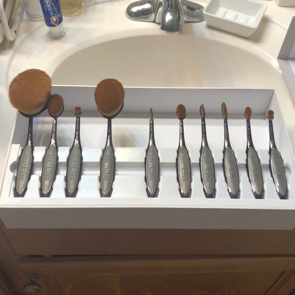 Used Artis brush set
